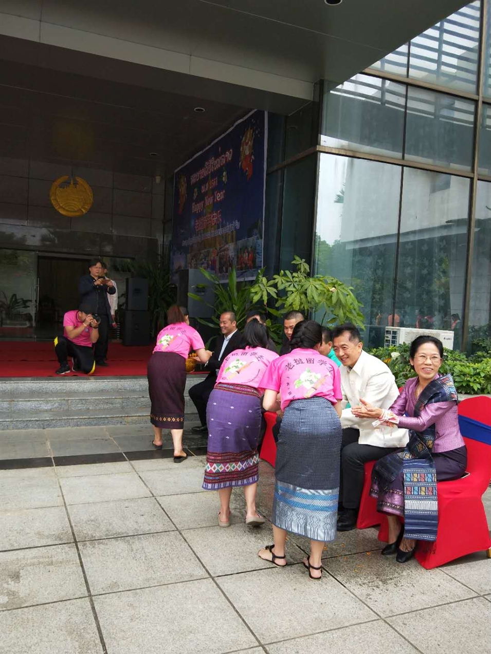 老撾駐廣西留學(xué)生代表將浸有花瓣的香水灑客人的手上，表示對(duì)嘉賓的美好祝福（圖二）