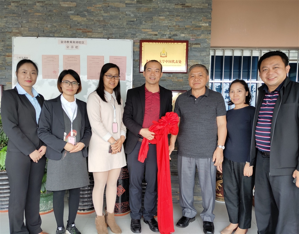 老撾國(guó)立大學(xué)校長(zhǎng)宋西·諾潘賽（右三）、孔子學(xué)院老方院長(zhǎng)陽(yáng)梅蘭（右二）、老方副院長(zhǎng)李建民（右一）與老撾國(guó)立大學(xué)中國(guó)代表處代表合影