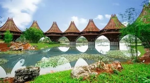 圖為中國(guó)-東盟友誼館。該建筑以廣西的風(fēng)雨橋?yàn)樵?，寓意“手拉手，心連心”。表達(dá)中國(guó)與東盟十國(guó)睦鄰友好、合作共贏之意。