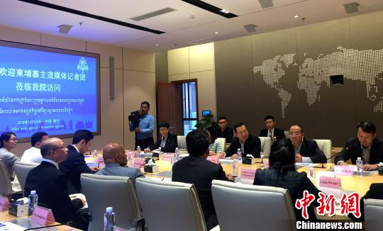 柬埔寨主流媒體采訪團(tuán)在廣西大學(xué)與師生交流。