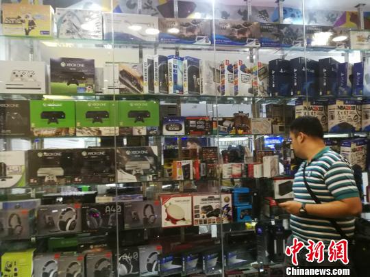 菲律賓統(tǒng)計(jì)局(Philippine Statistics Authority)5日發(fā)布10月份全國(guó)勞動(dòng)力調(diào)查報(bào)告顯示，2018年10月就業(yè)不足率降至13.3%，而2017年10月為15.9%。圖為馬尼拉馬卡蒂一商場(chǎng)，貨品充足，青年人消費(fèi)暢旺。 關(guān)向東 攝