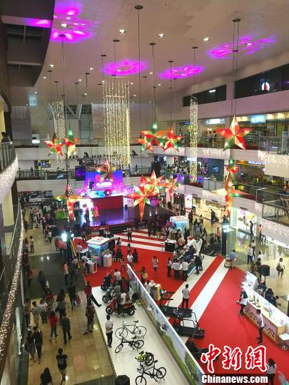 圖為馬尼拉馬卡蒂一商場(chǎng)，開(kāi)始?xì)q末大促銷(xiāo)，青年人消費(fèi)暢旺。 關(guān)向東 攝