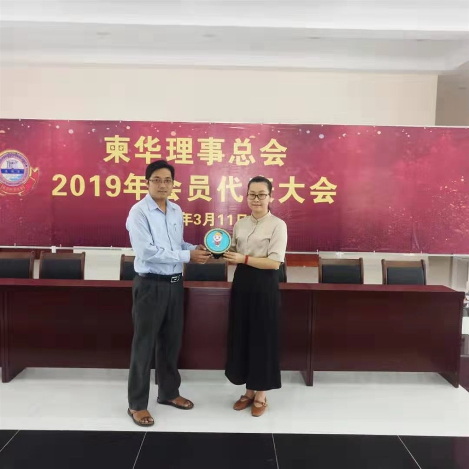 與柬華理事總會鐘耀輝秘書長合影，并交換了紀(jì)念品